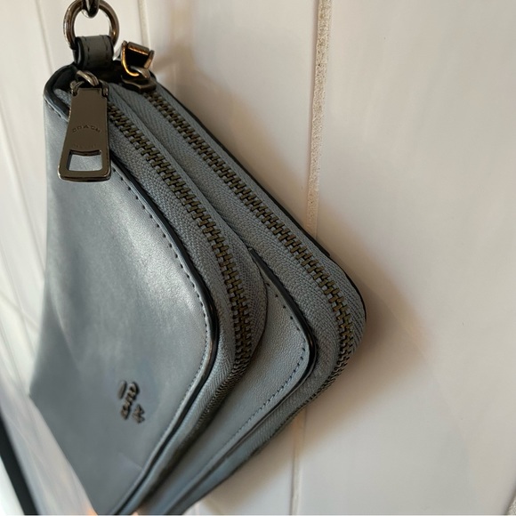 Coach women’s leather wallet, multiple compartments and gunmetal hardware - Picture 7 of 12